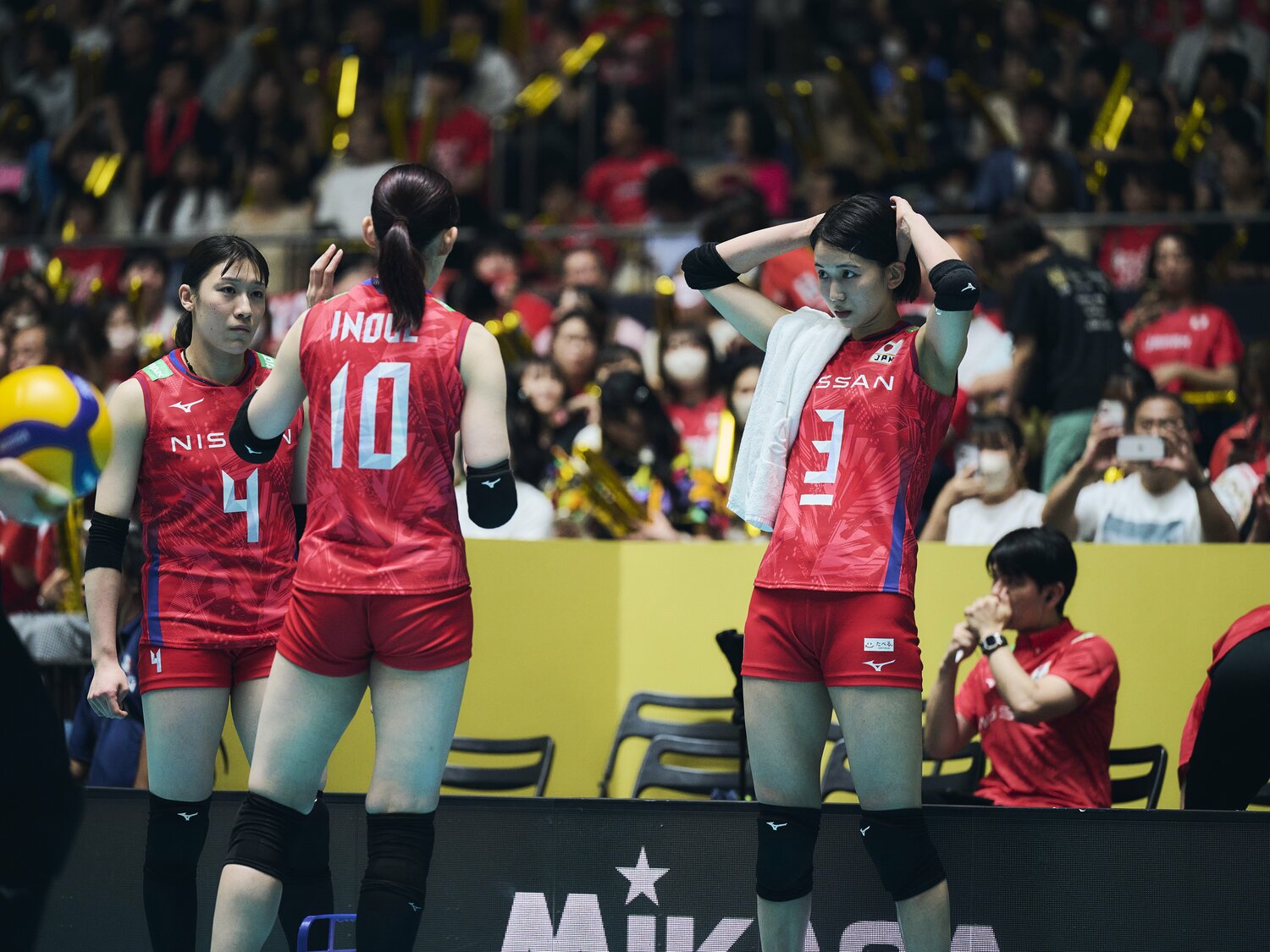 古賀、井上と言葉をかわす石川　©︎Yuki Suenaga