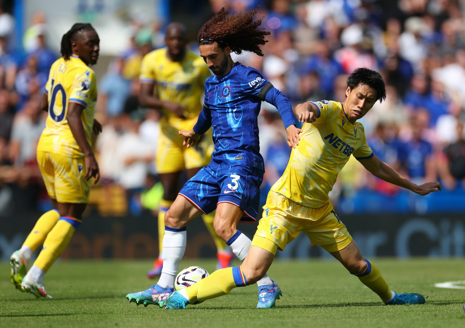 ククレジャとデュエルする鎌田　©Getty Images