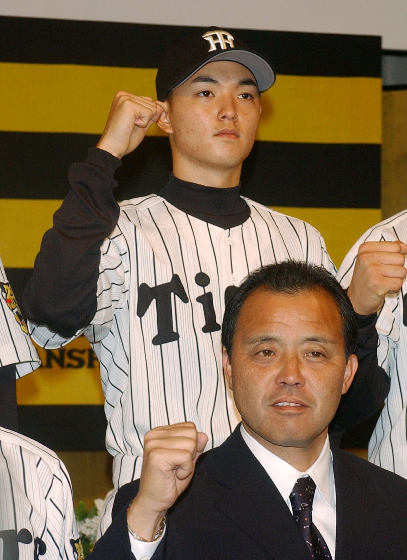 新入団選手発表会見での辻本賢人と岡田彰布　©JIJI PRESS