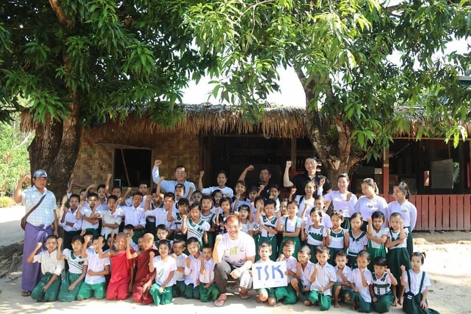 学校の生徒たちとの集合写真(本人提供)