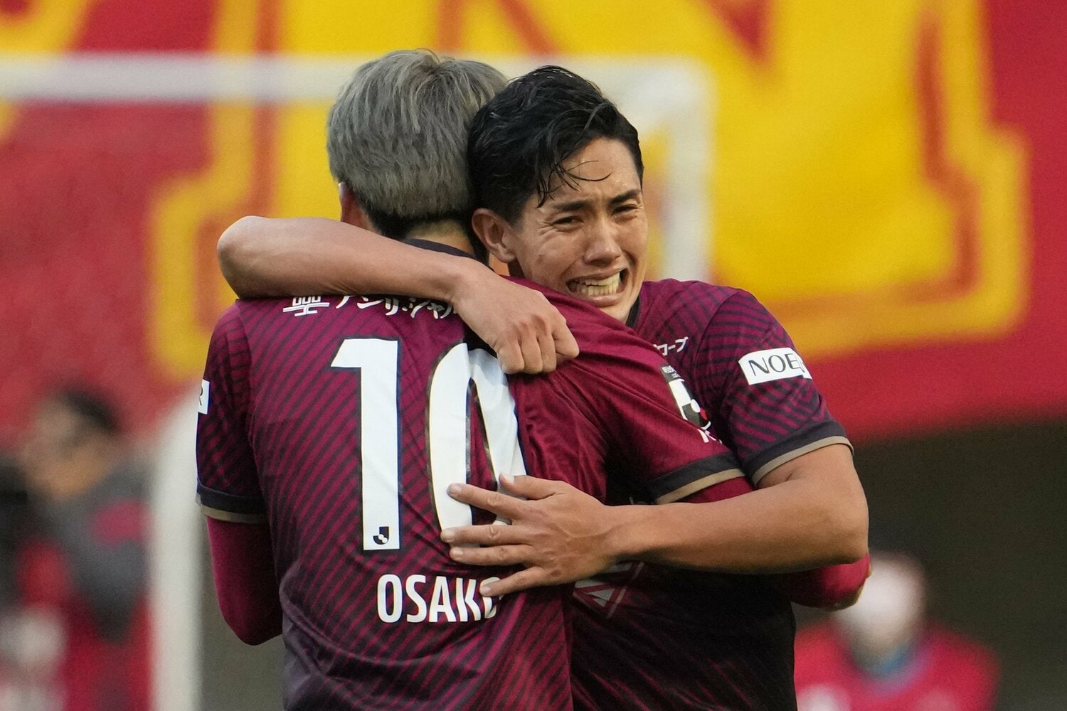 タイムアップの瞬間、大迫勇也と抱擁をかわして感極まる武藤嘉紀　©Masashi Hara