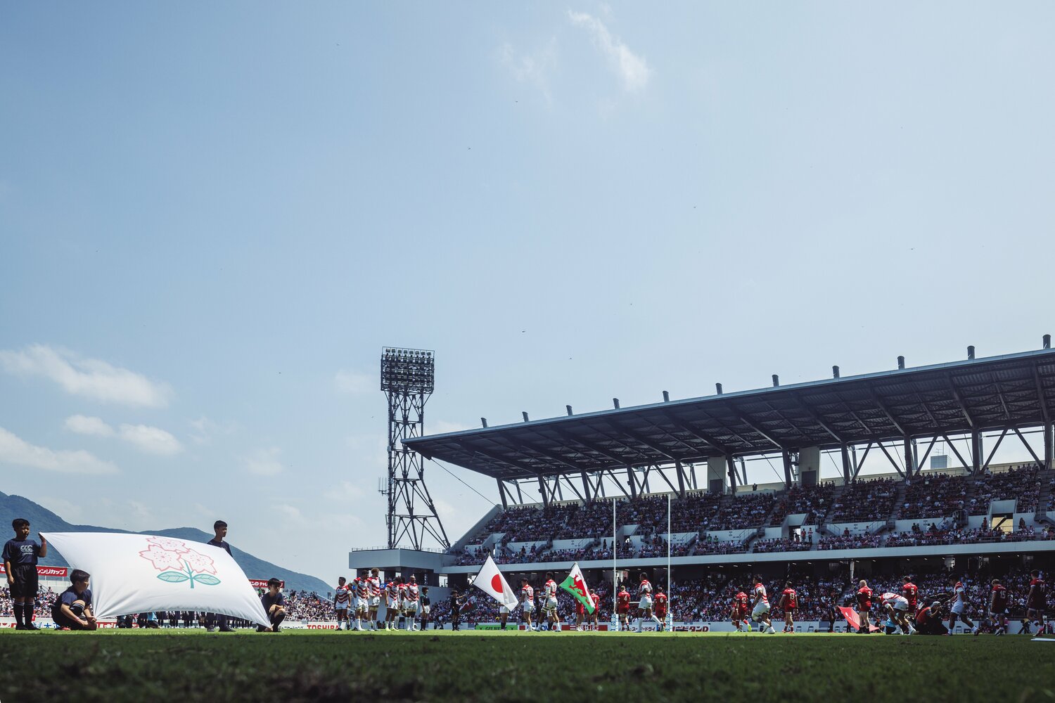 14時キックオフだったウェールズ戦。観客も屋根のない席に座ると直射日光が…　©︎Kiichi Matsumoto