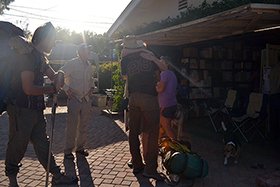 「天国」を提供するSauFleys夫妻と別れを惜しむハイカーたち。 