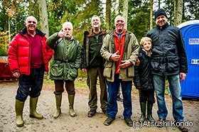 地元コンウィから観戦にきたライリーさん（右から3人目）。 