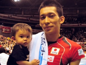 「バレーはやってほしくなかった」現役最年長45歳・松本慶彦が春高バレー戦う息子にエール…“鉄人”が明かした父の本音「甘くないからね」