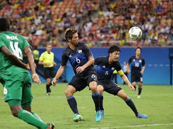 塩谷が苦悩する“慣れない”4バック。コロンビア戦、DF陣は余裕を持てるか。＜Number Web＞ photograph by JMPA