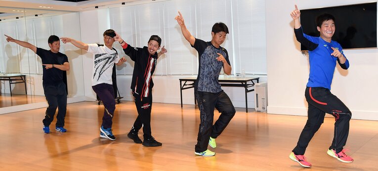 ルーキーイヤーの2016年２月のキャンプ休日に「ＥＸＩＬＥプロフェッショナルジム沖縄校」でダンスレッスンを行う（左から）戸柱恭孝、熊原健人、一人おいて今永昇太、柴田竜拓。中央はインストラクター　©SANKEI SHIMBUN