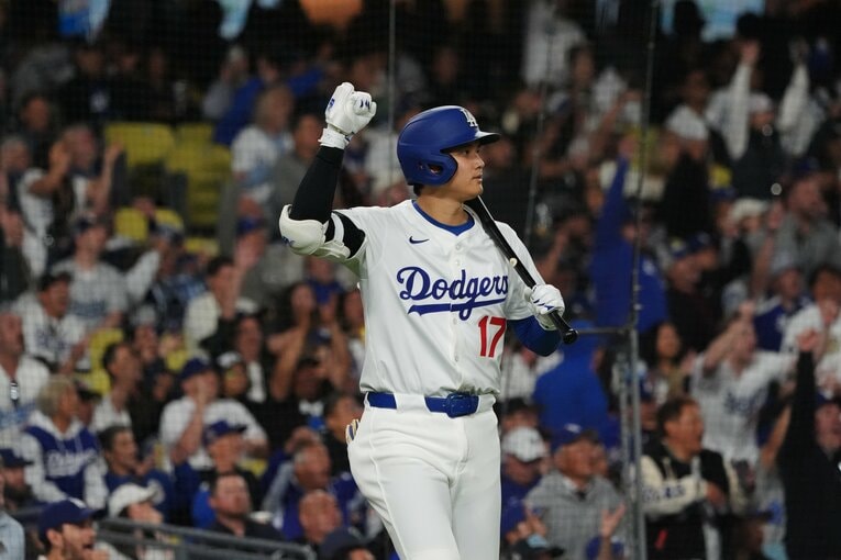 キム・ヘソンのメジャー初本塁打に反応する大谷　©︎Shizuka Minami