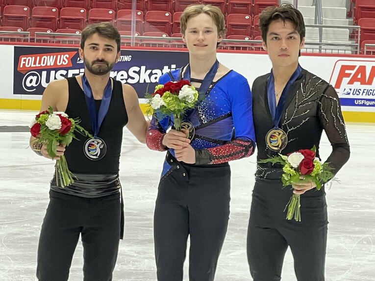 世界初の4アクセルを成功させ優勝したマリニン（中央）　©Akiko Tamura