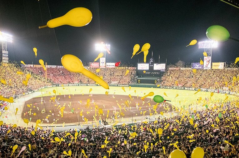 今も昔も盛況な阪神の本拠地・甲子園球場だが……江本孟紀氏が見た“当時の球団経営スタイル”とは ／ photograph by Sports Graphic Number