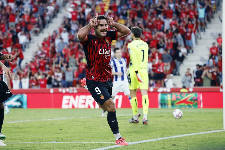 「久保建英と浅野拓磨が笑顔で握手」4年ぶり日本人対決で敗戦にイラ立っても久保がスペイン語で語った「荷車を引くんだ」…カメラマンが見た事実(5)