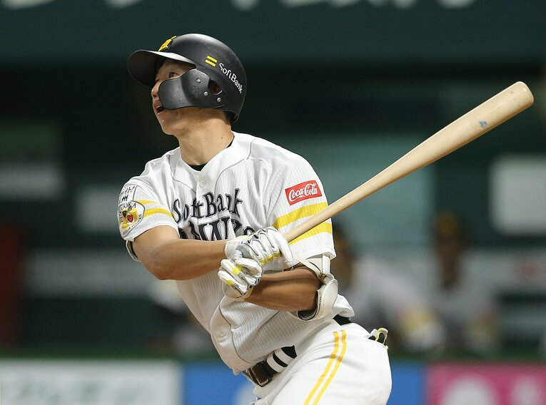 2020年10月、3点本塁打を放つ真砂。豪快なバッティングが持ち味　 ©JIJI PRESS