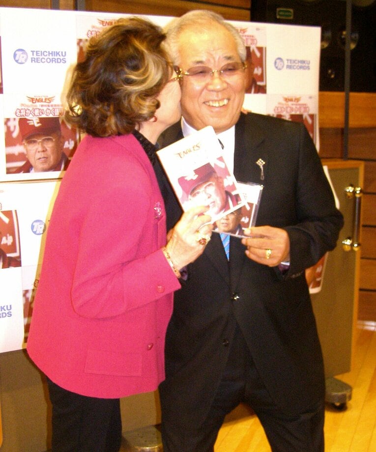 イベントで野村沙知代夫人からキスを受け、満面の笑みの野村氏　©Sankei Shimbun