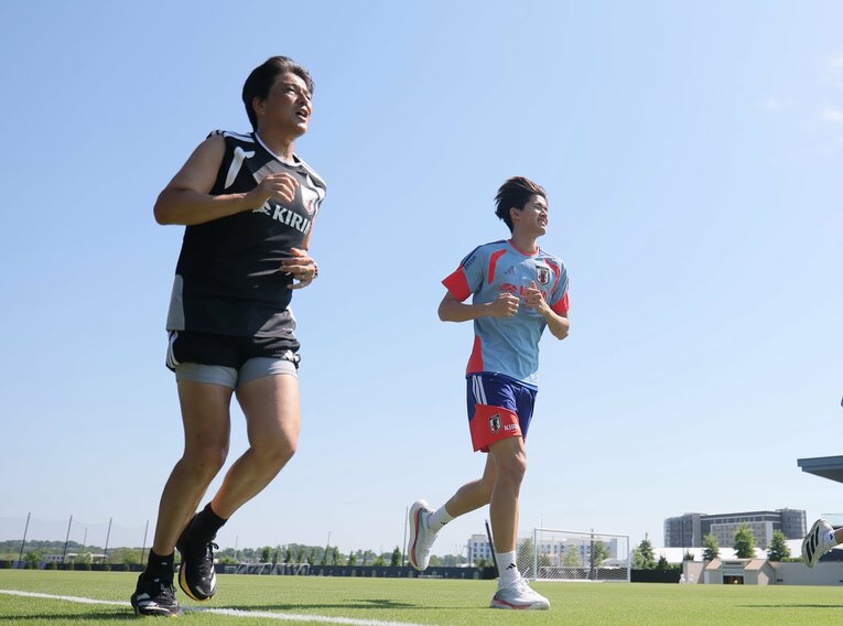 小学校のときから名波コーチとは顔見知りだったという後藤。練習前に2人でランニングすることも　©AFLO