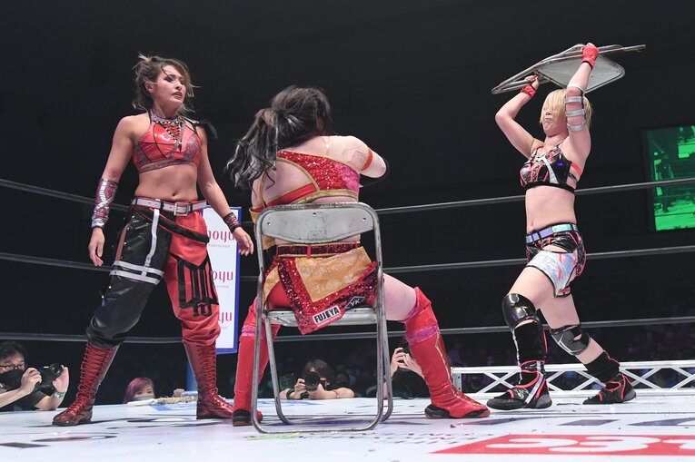 パイプ椅子で鈴季すずを殴打する桜井まい