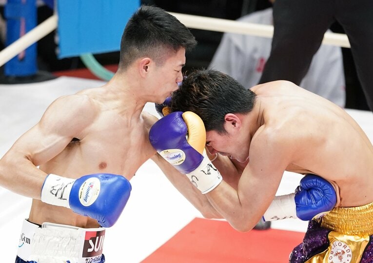 対戦相手のボディにめり込む左アッパー　©Naoki Fukuda