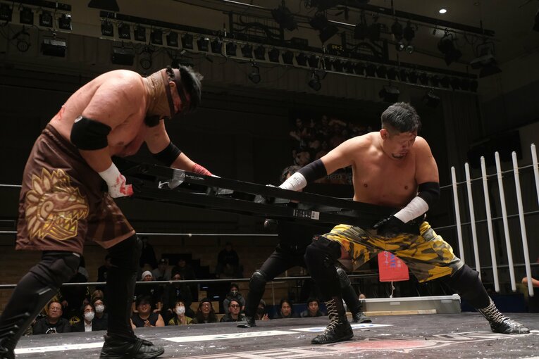 蛍光灯で殴り合い、大流血して…メキシコ人デスマッチファイター「もっと日本にいたい」ビオレント・ジャックの切実な思い「外国人がって…でも、ここがオレの家」(99)