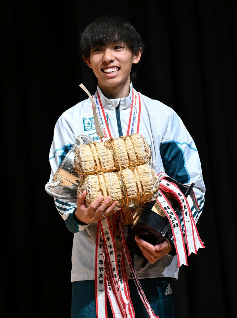 最優秀選手賞の金栗四三杯を手に笑顔を見せる青学大の黒田朝日　©JIJI PRESS