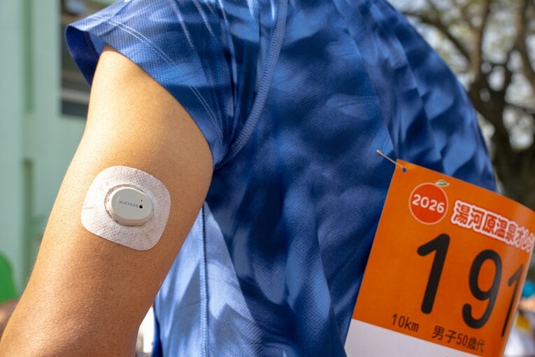 持続血糖測定器「Dexcom G7」。測定された血糖値は専用アプリと連携することでいつでもスマホで確認できる ©️Shiro Miyake