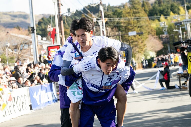 疲労困憊でゴールした山川をおぶう　©Nanae Suzuki