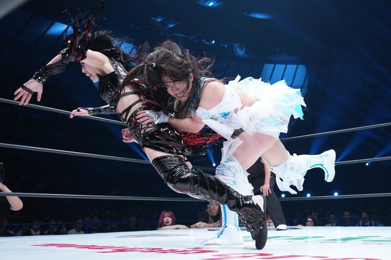 上谷沙弥の背後からタックルを仕掛ける玖麗さやか　©Essei Hara