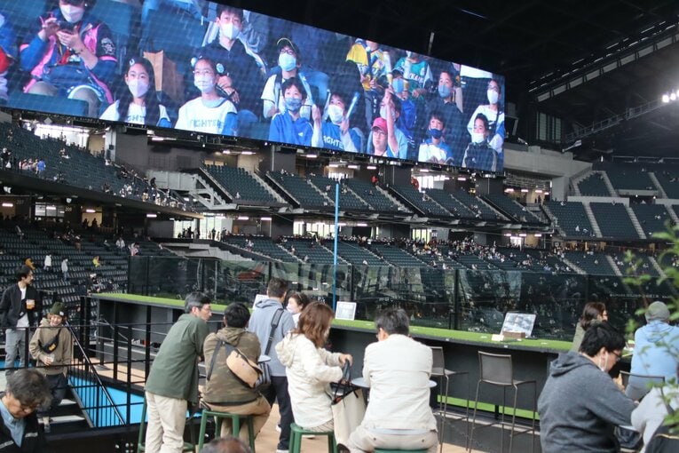 外野のフードコーナー ©Kou Hiroo