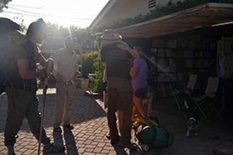 「天国」を提供するSauFleys夫妻と別れを惜しむハイカーたち。 