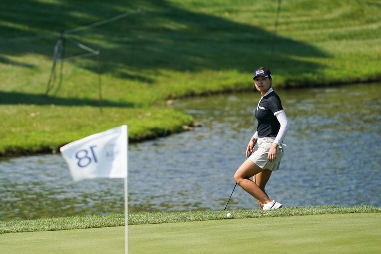 最終18番、第3打のロングパットをピン側1mに寄せて、優勝を大きく手繰り寄せたチョン・インジ　©︎Shizuka Minami