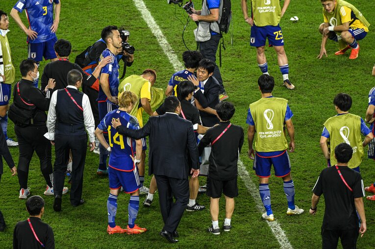 PKの1人目で失敗した南野に監督が駆け寄る　©Takuya Sugiyama/JMPA