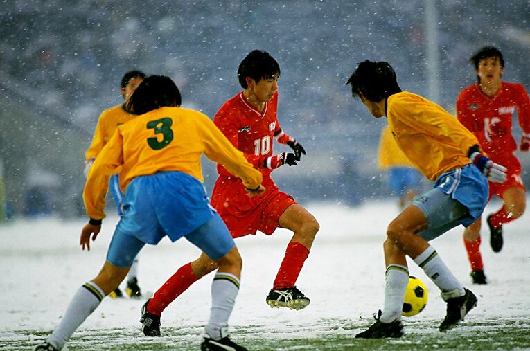 雪の中、国立のピッチで躍動した東福岡高校の本山雅志 ／ photograph by AFLO SPORT