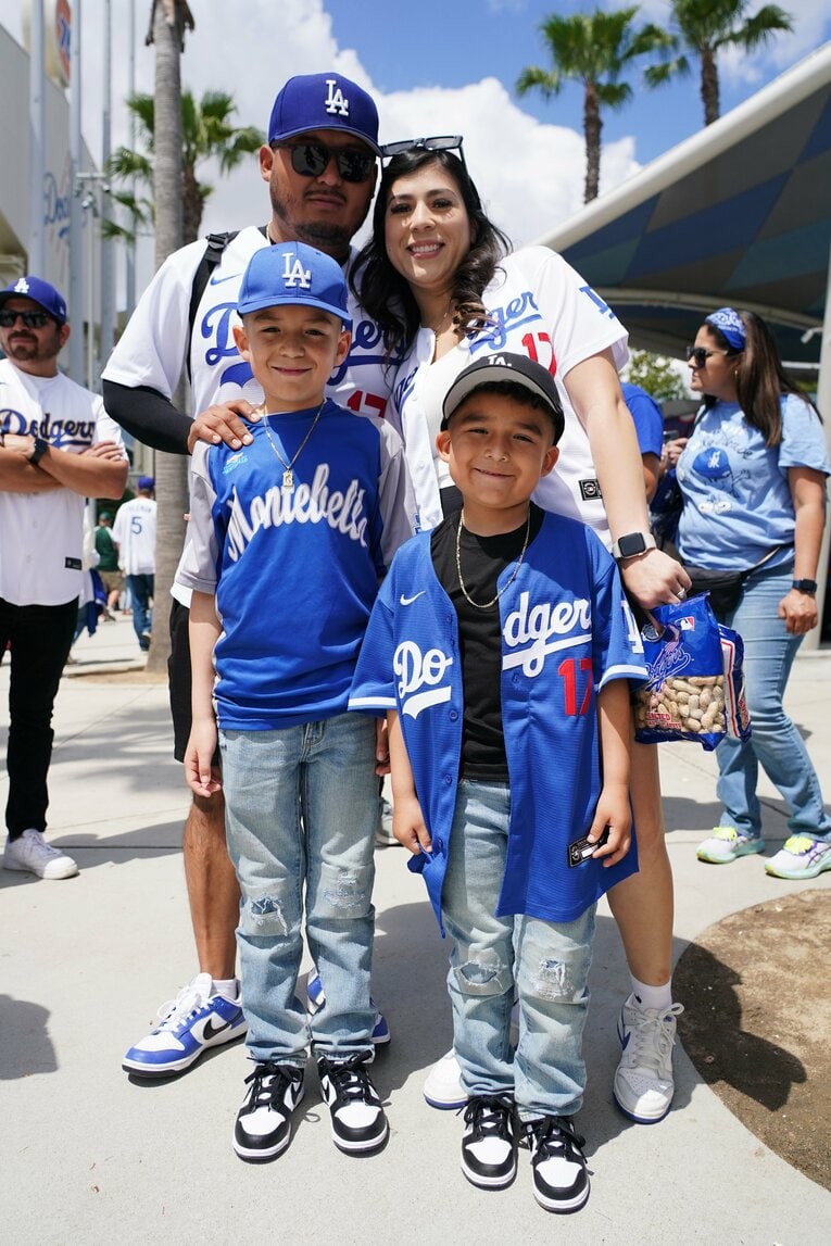 一家そろって観戦にきたファミリーを撮影。次男くんはブカブカのユニフォームに身を包んで嬉しそう…  ©︎Shizuka Minami