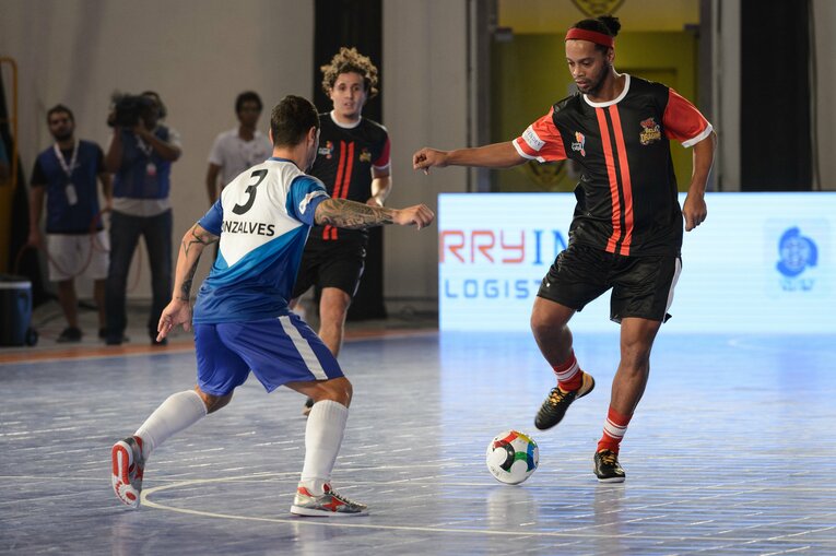 フットサルに興じるロナウジーニョ（2017年）　©Getty Images