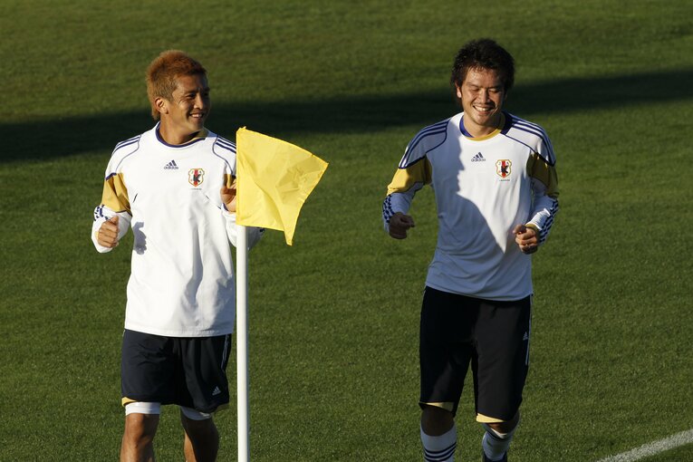 トレーニング中、岩政大樹と談笑する稲本潤一　©JMPA