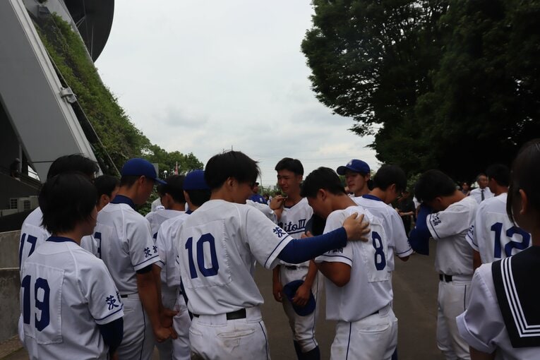水戸三は今夏の茨城大会、初戦で2-13で敗れた。最後のミーティングの様子 ©Yuki Kashimoto