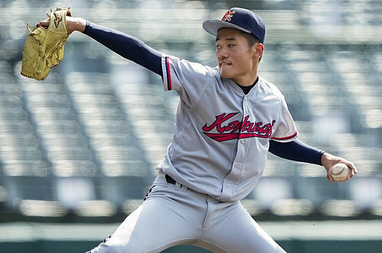 2年生ながら巧みな投球術で初のベスト4入りに貢献する京都国際・森下瑠大。準々決勝・敦賀気比戦では先発を回避し、6回からマウンドに上がった ／ photograph by KYODO