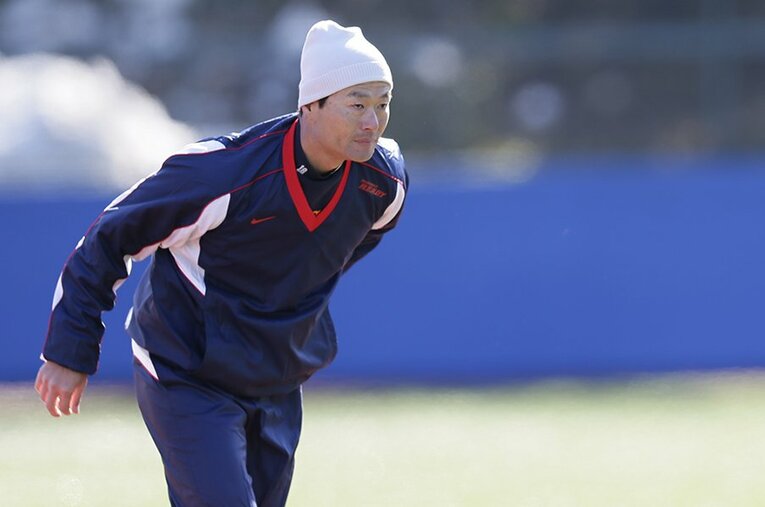 2013年、東大野球部にコーチする桑田真澄さん。早大大学院在籍当時、部活の「体罰」についてのアンケートを取っていた ／ photograph by Sports Graphic Number