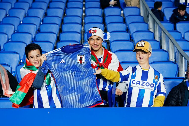 「“クボの疑惑PK”を写真で見ると」「日本代表ユニの少年も」ダービー熱狂のゴラッソ…映像で伝わりきらない“MVP久保建英”の英雄ぶり(13)