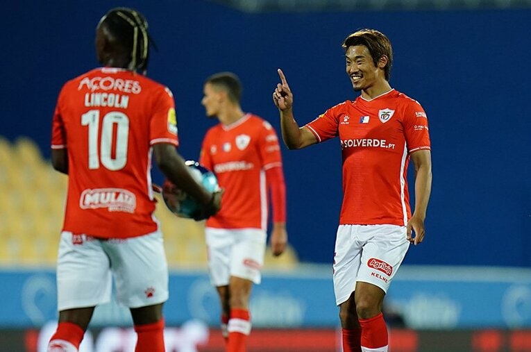 ポルトガルに渡って1年、チームの主軸としてプレーするMF守田英正。日本代表ではプレッシャーが懸かる試合で大役を担うなど、着実に存在感は増している ／ photograph by Getty Images