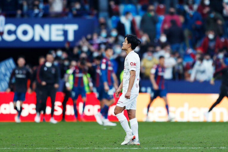 敵地の少年ファンから「KUBO！」と声が飛ぶ人気の中… 久保建英が“万全でなくても”フル出場で頼られた理由〈撮影者の視点〉(42)