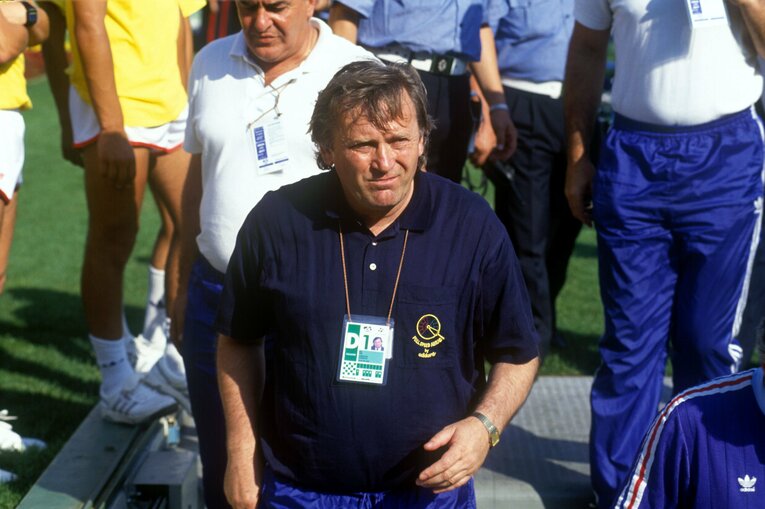 1990年W杯でユーゴスラビアを率いて準々決勝に進出。だが2年後には旧ユーゴスラビア内戦に巻き込まれ、監督を辞任する