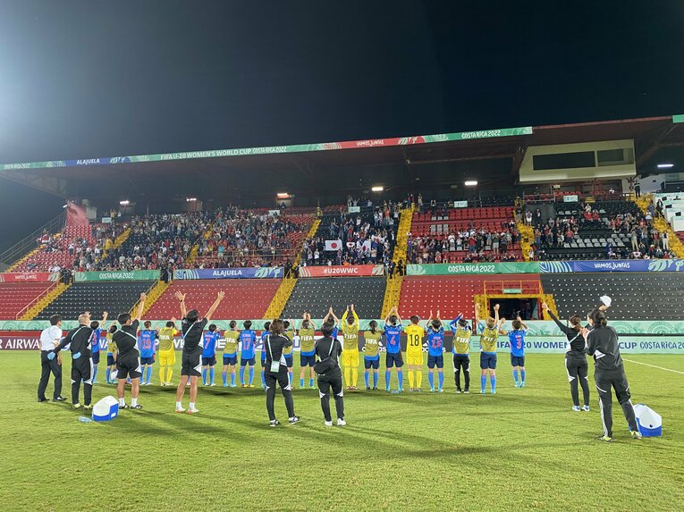 声援を送ってくれたサポーターたちへ挨拶　©︎JFA/PR