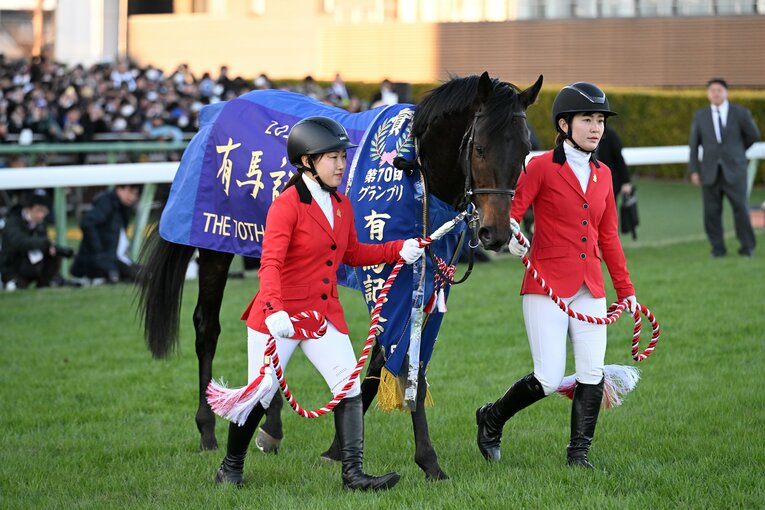 優勝レイをかけられたミュージアムマイル　©Keiji Ishikawa