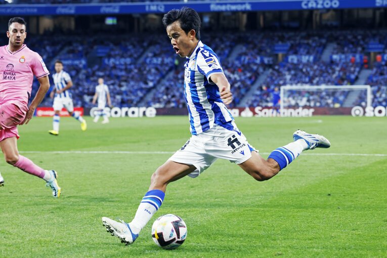 「KUBOコール」や「武房、シャツくれませんか」日本語メッセージの少年、猛プレスに感謝のハグ…“久保建英リーガ100戦目の進化”を撮った(37)