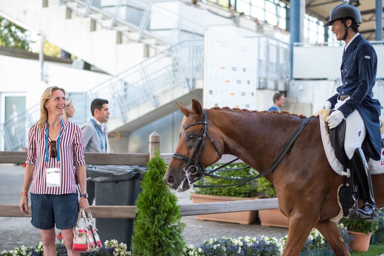 演技を終えた佐渡に話しかけるトレーナーのイムケ