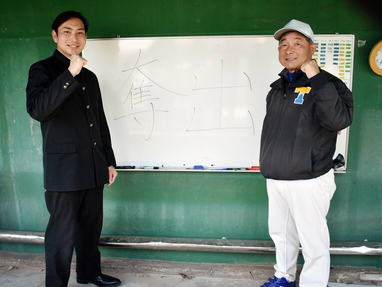 写真は2023年の東大野球部、大久保裕・助監督（右）。大久保は1981年、“伝説の東大チーム”のキャプテンだった。左は梅林浩大・現主将（東大グラウンドで）　©Sankei Shimbun