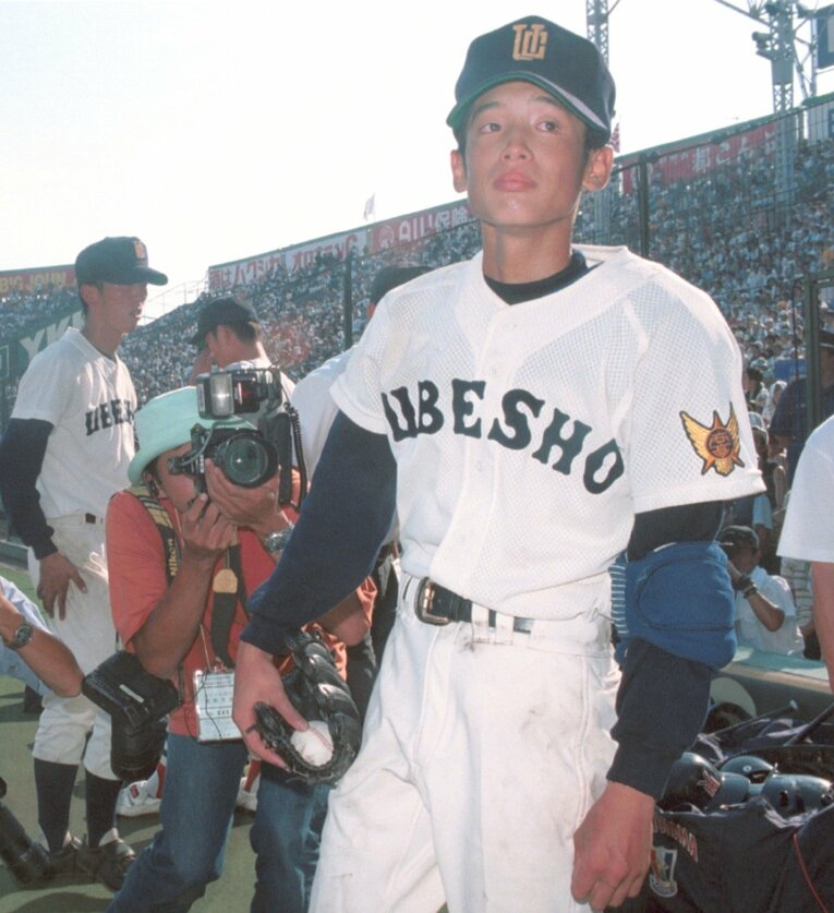 【連続写真】1998年夏の甲子園、ボークで豊田大谷にサヨナラ負け後、球場を去る宇部商・藤田修平　©KYODO