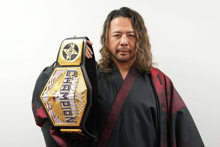 WWE・US王座のベルトを掲げる中邑真輔。現在は写真に凝っているという　©Essei Hara