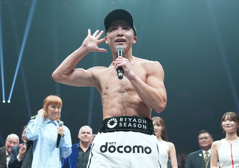 「アウトボクシングもいけるでしょ！」「誰が衰えたって？」とマイクでアピールする　©Naoki Fukuda