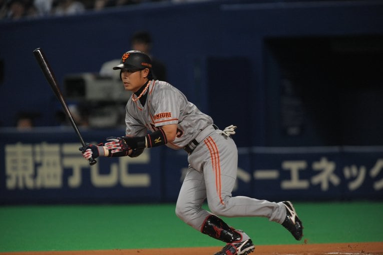 写真は2010年CSファイナル。この年、ドラ1ルーキー長野久義の台頭した影響で出番が減り、71試合出場に留まった　©BUNGEISHUNJU