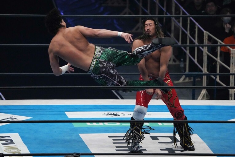 ジェイク・リーのフライングキックを受け止める辻陽太　©Essei Hara